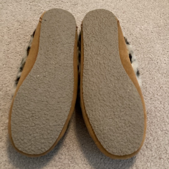 NEW. Minnetonka Slippers Size 9 - Picture 2 of 6